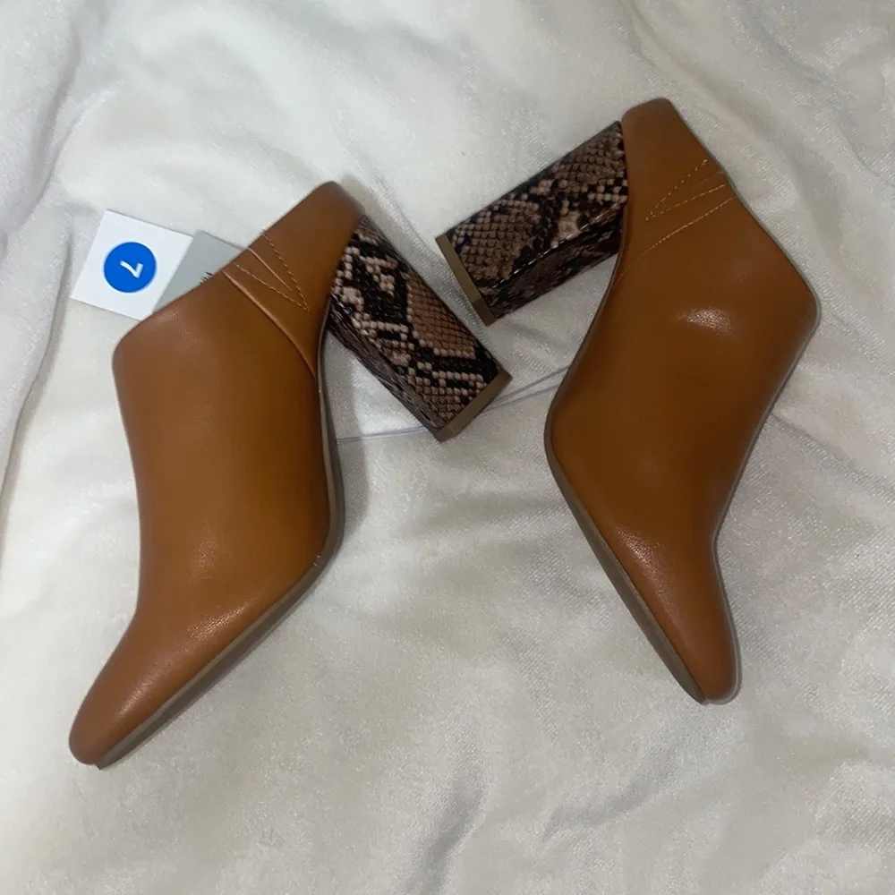 🛍️NWT Adorable snake skinned booties! - Picture 2 of 6